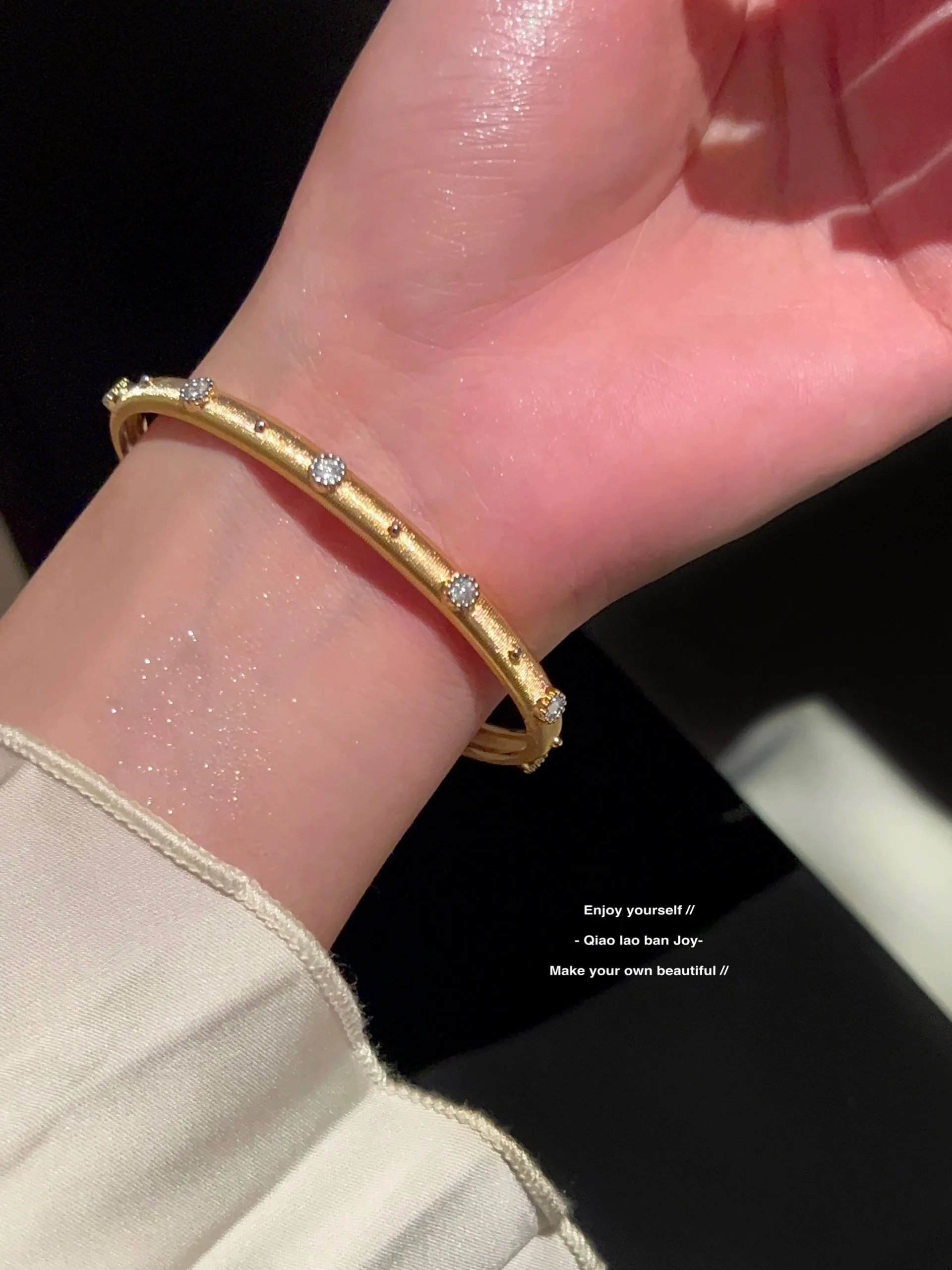 Retro Gold Texture Rhinestone Bracelet