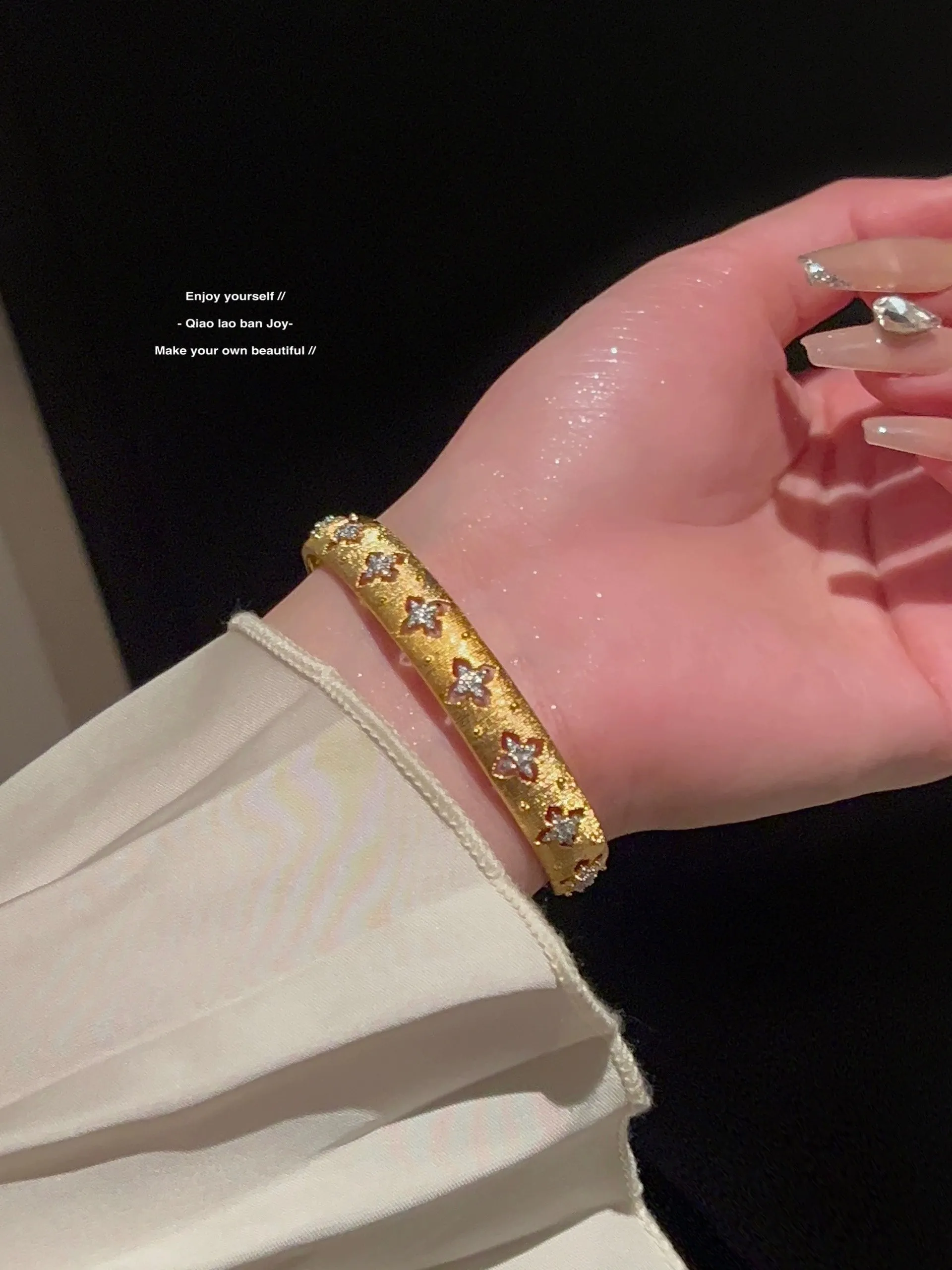 Retro Gold Texture Rhinestone Bracelet
