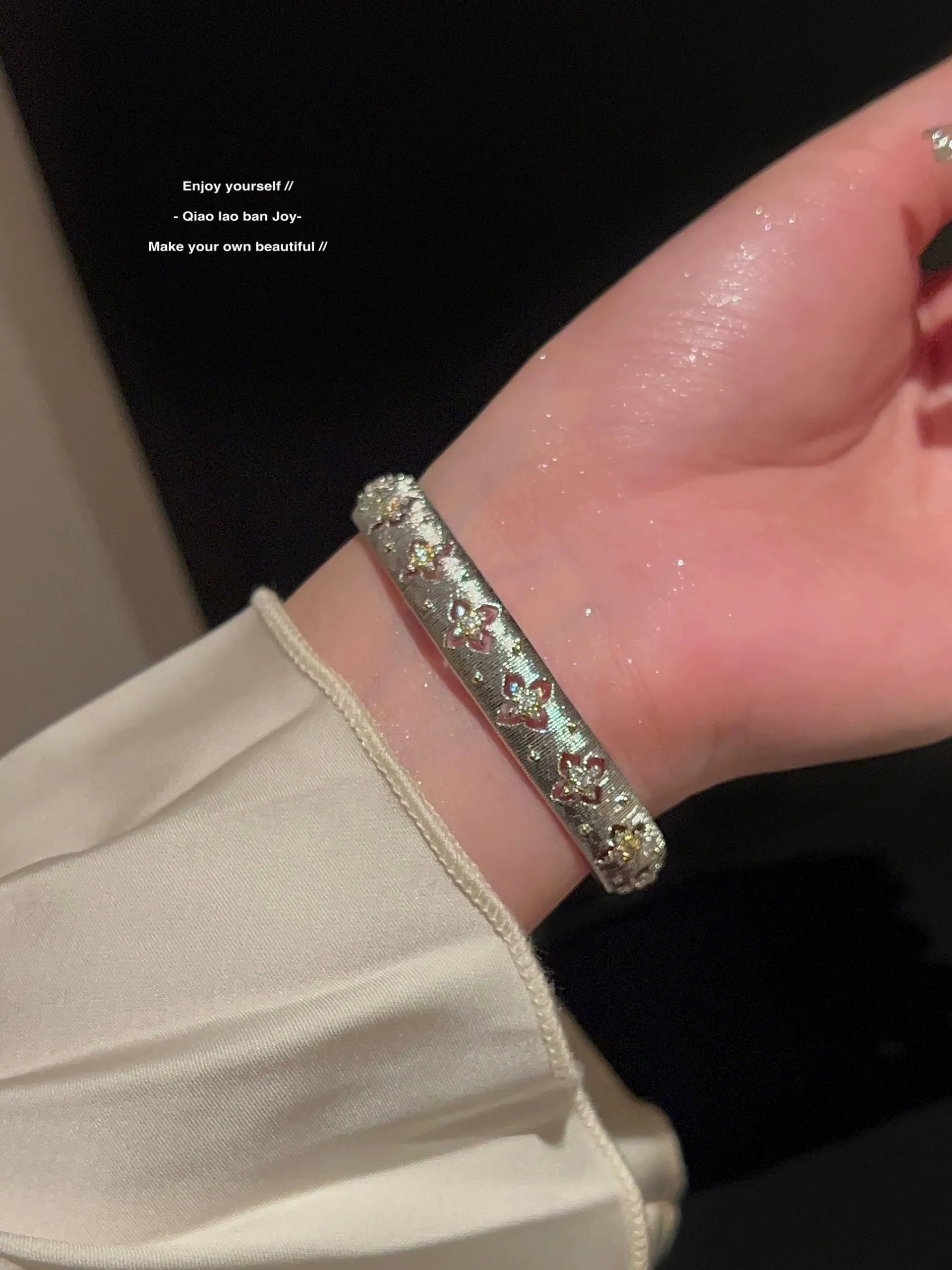 Retro Gold Texture Rhinestone Bracelet