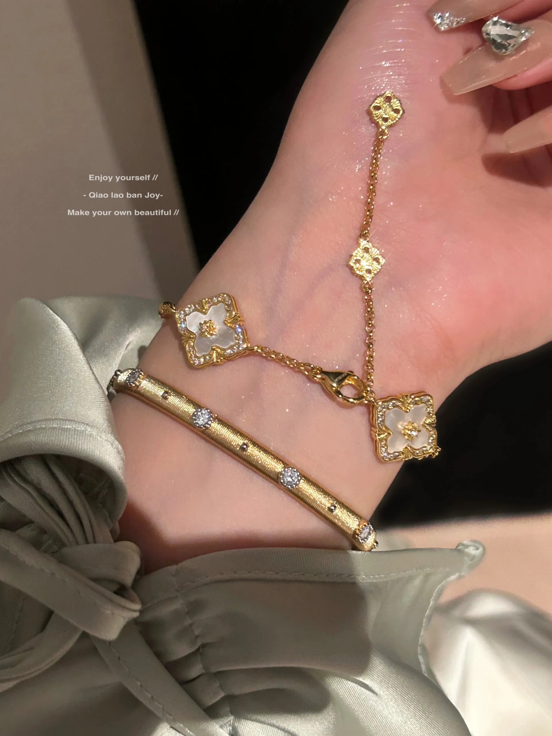 Retro Gold Texture Rhinestone Bracelet