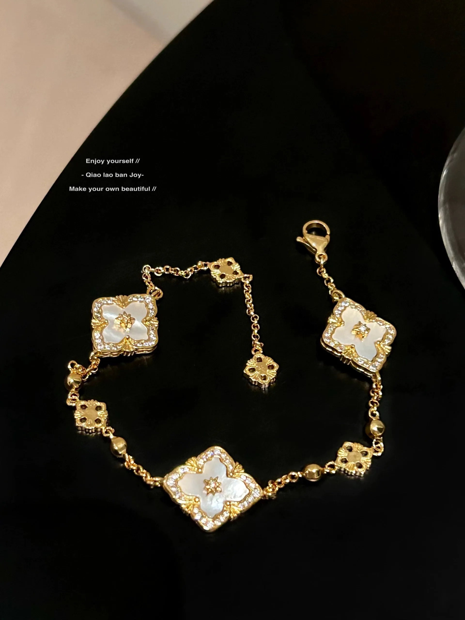 Retro Gold Texture Rhinestone Bracelet
